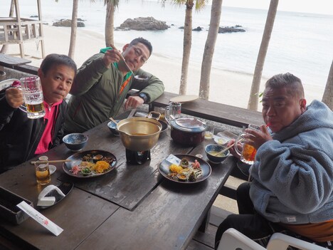 左からナインティナイン岡村、東野幸治、出川哲朗。