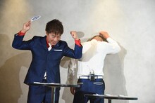 宇都宮餃子クイズに不正解だったU字工事・益子（右）。