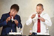 餃子を食べるU字工事。