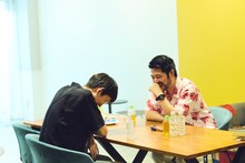 インタビュー中の真輝志とド桜・村田。