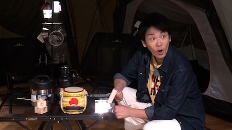 買い物中、ミニ鏡開きセットに大はしゃぎするかまいたち濱家。