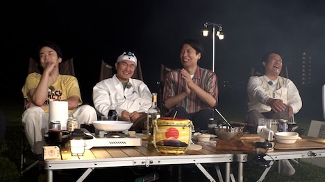 ナイトキャンプでトークが弾むかまいたちと藤崎マーケット。