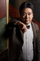 新郎姿のラランド・ニシダ