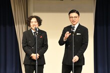 挨拶を兼ねて漫才を繰り広げるガクテンソク。