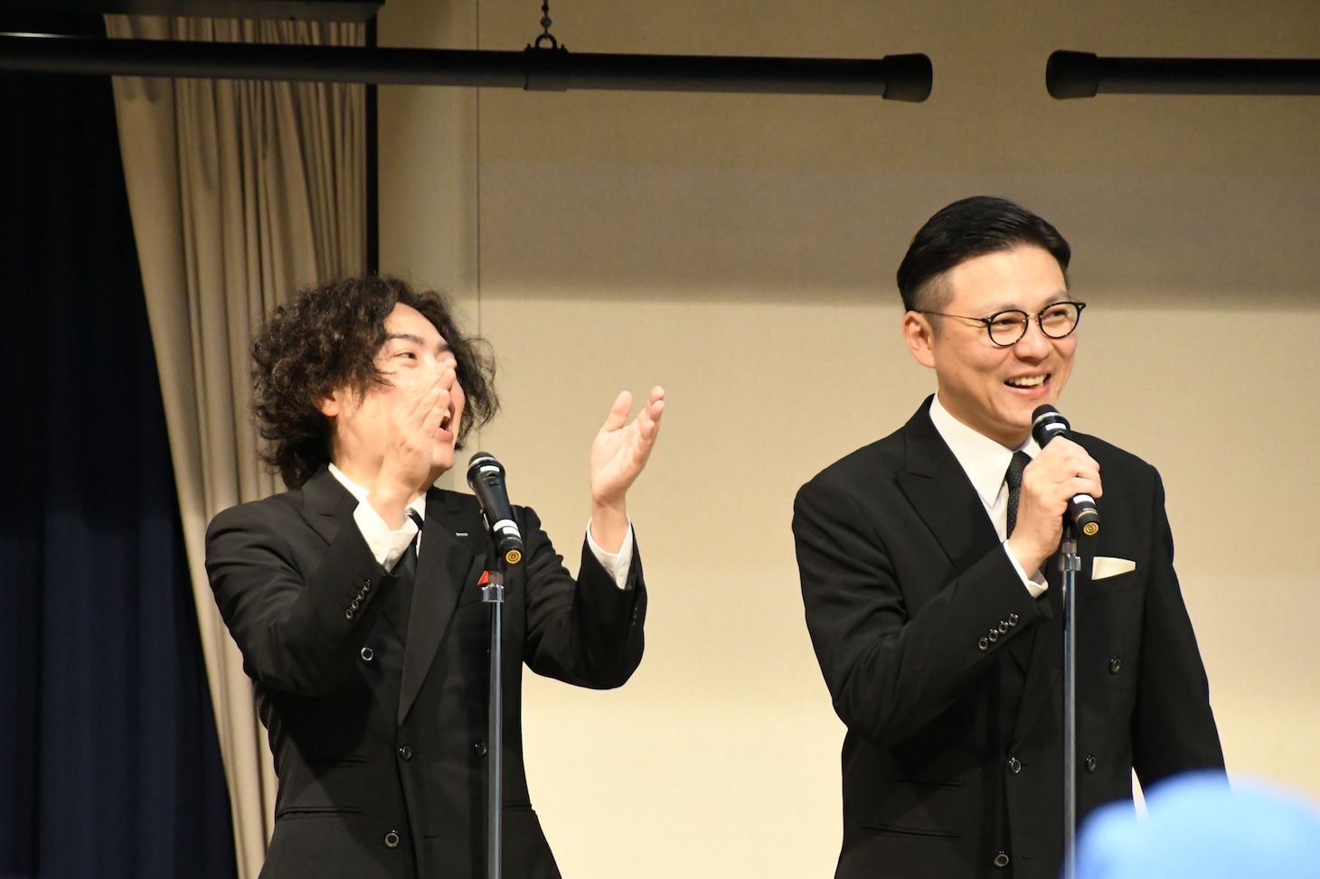 まるで市議のように拍手を煽るガクテンソクよじょう（左）。