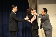 井澤邦夫市長に大使のたすきをかけてもらうガクテンソクよじょう。