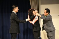 井澤邦夫市長に大使のたすきをかけてもらうガクテンソクよじょう。