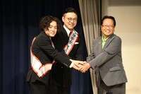 井澤邦夫市長と握手するガクテンソク。