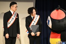 ぶんじほたるホッチに話しかけるガクテンソクよじょう（中央）。国分寺市社会福祉協議会のマスコットキャラクター・ふくすけよりぶんじほたるホッチ派だと話した。