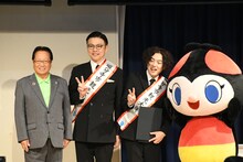 左から井澤邦夫市長、ガクテンソク、ぶんじほたるホッチ。