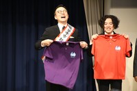 国分寺市60周年記念のポロシャツを贈呈されるガクテンソク。