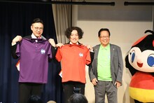 国分寺市60周年記念のポロシャツを贈呈されたガクテンソク。市長と色違い。