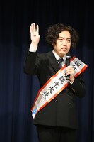 公約を掲げてみせるガクテンソクよじょう。