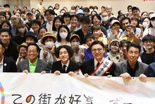 国分寺市観光大使になったガクテンソクと国分寺市のみなさん。