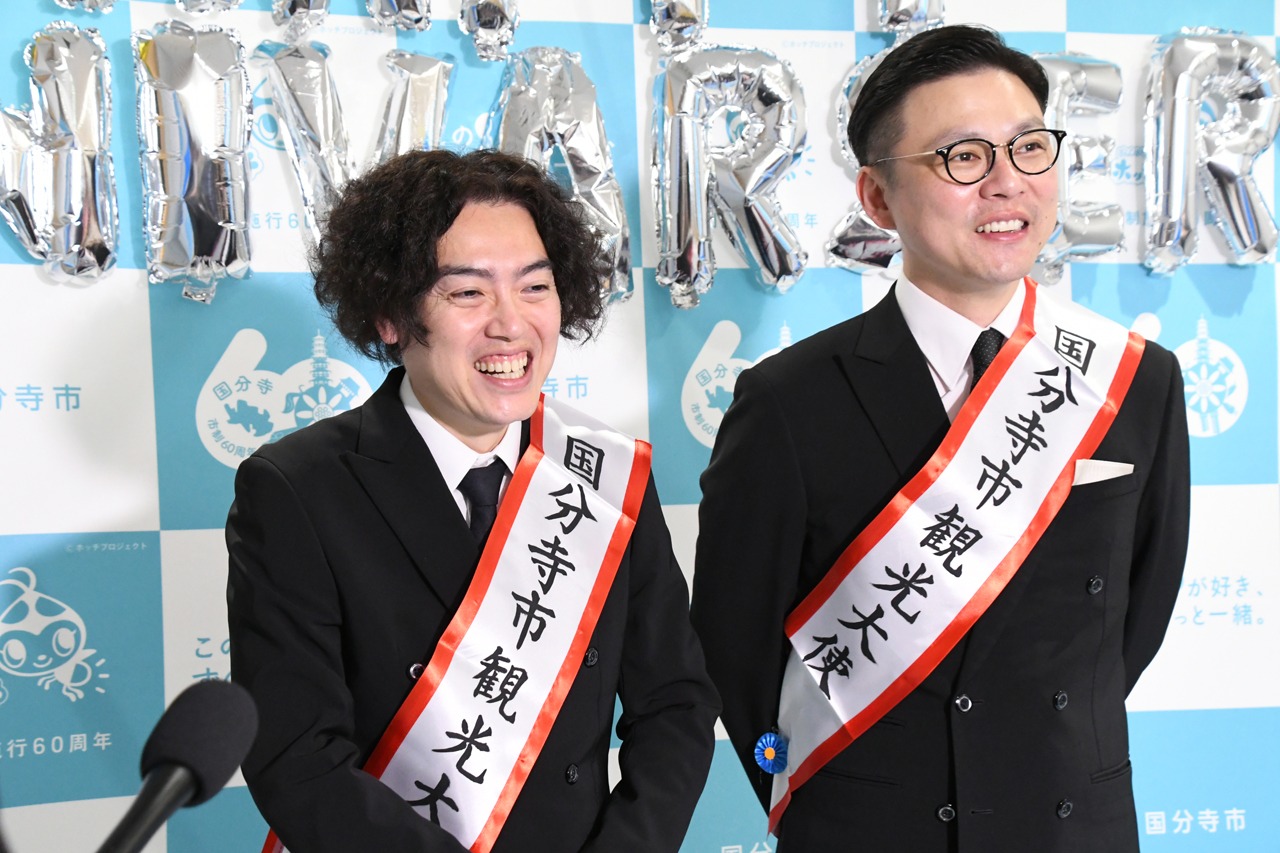囲み取材の様子。