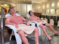 左からココリコ遠藤、オリエンタルラジオ藤森。(c)UHB