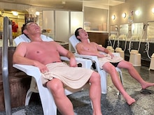 左からココリコ遠藤、オリエンタルラジオ藤森。(c)UHB