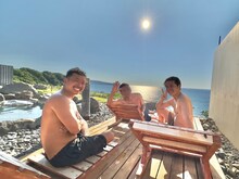 左からととのえ親方、ココリコ遠藤、オリエンタルラジオ藤森。(c)UHB