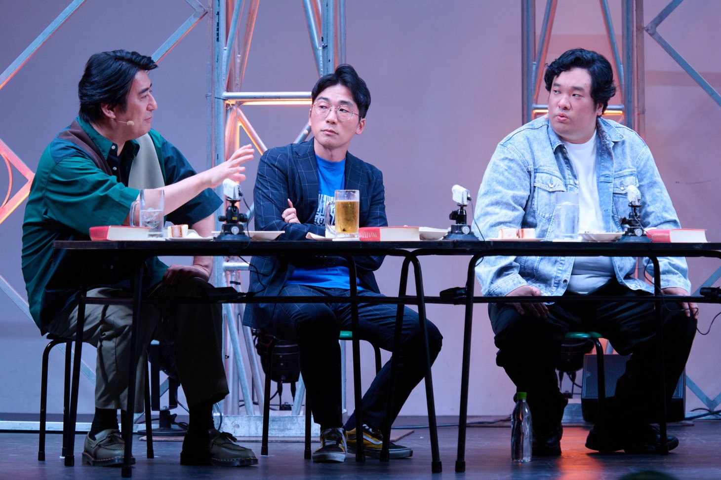 左から、佐久間宣行、DOTAMA、岡崎体育。