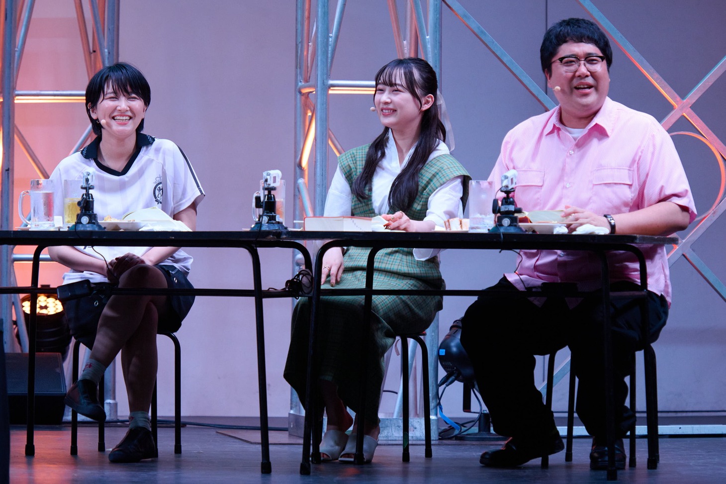 左から、ラランド・サーヤ、鈴木絢音、マヂカルラブリー村上。