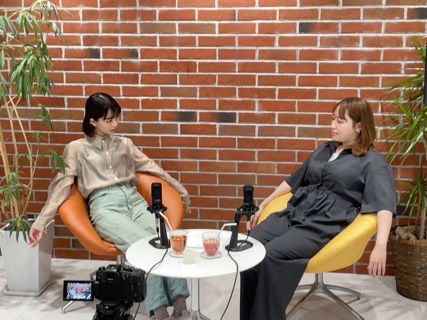 左から見上愛、丸山礼。
