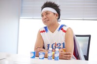 撮影後のインタビューに答えるサンシャイン池崎。