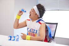 撮影後のインタビューに答えるサンシャイン池崎。