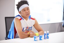 撮影後のインタビューに答えるサンシャイン池崎。