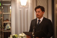 “秘密の教育セミナー”の司会役を演じるアルコ＆ピース平子。(c)テレビ朝日