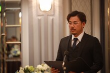 “秘密の教育セミナー”の司会役を演じるアルコ＆ピース平子。(c)テレビ朝日