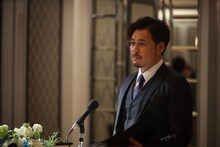 ドラマ「スカイキャッスル」で“秘密の教育セミナー”の司会役を演じるアルコ＆ピース平子。(c)テレビ朝日