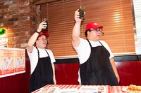 みんなで「乾杯！」。（撮影：MAYUMI）