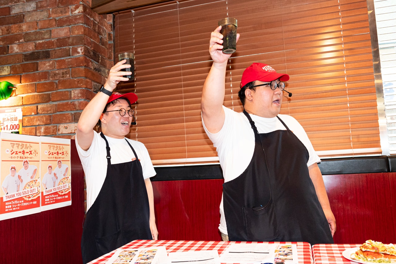 みんなで「乾杯！」。（撮影：MAYUMI）