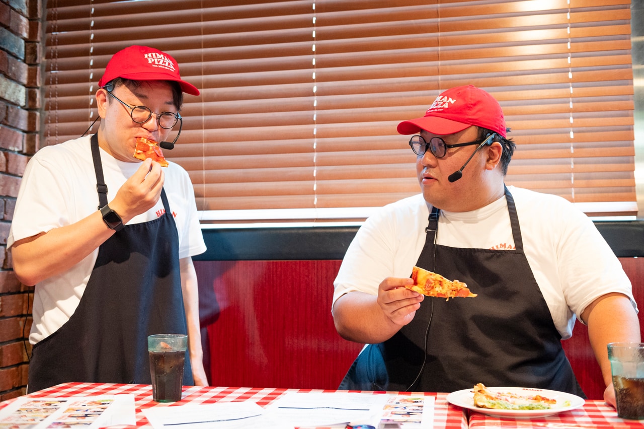 ピザを味わうママタルト。（撮影：MAYUMI）