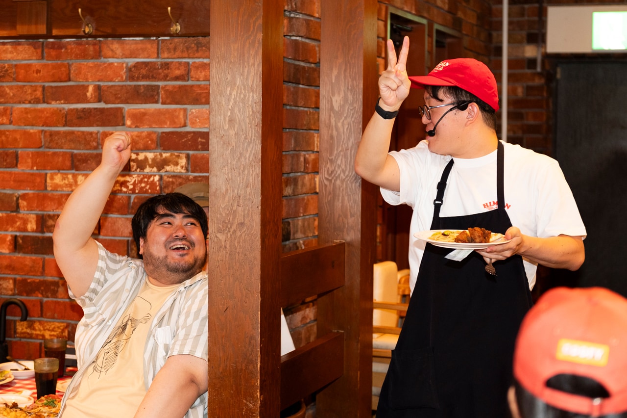 ジャンケン大会に参加するスカート澤部さん（左）。