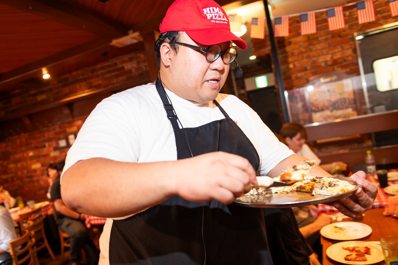 ピザをサーブする大鶴肥満さん。（撮影：MAYUMI）