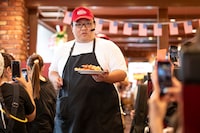 お客さんに挨拶する大鶴肥満さん。（撮影：MAYUMI）