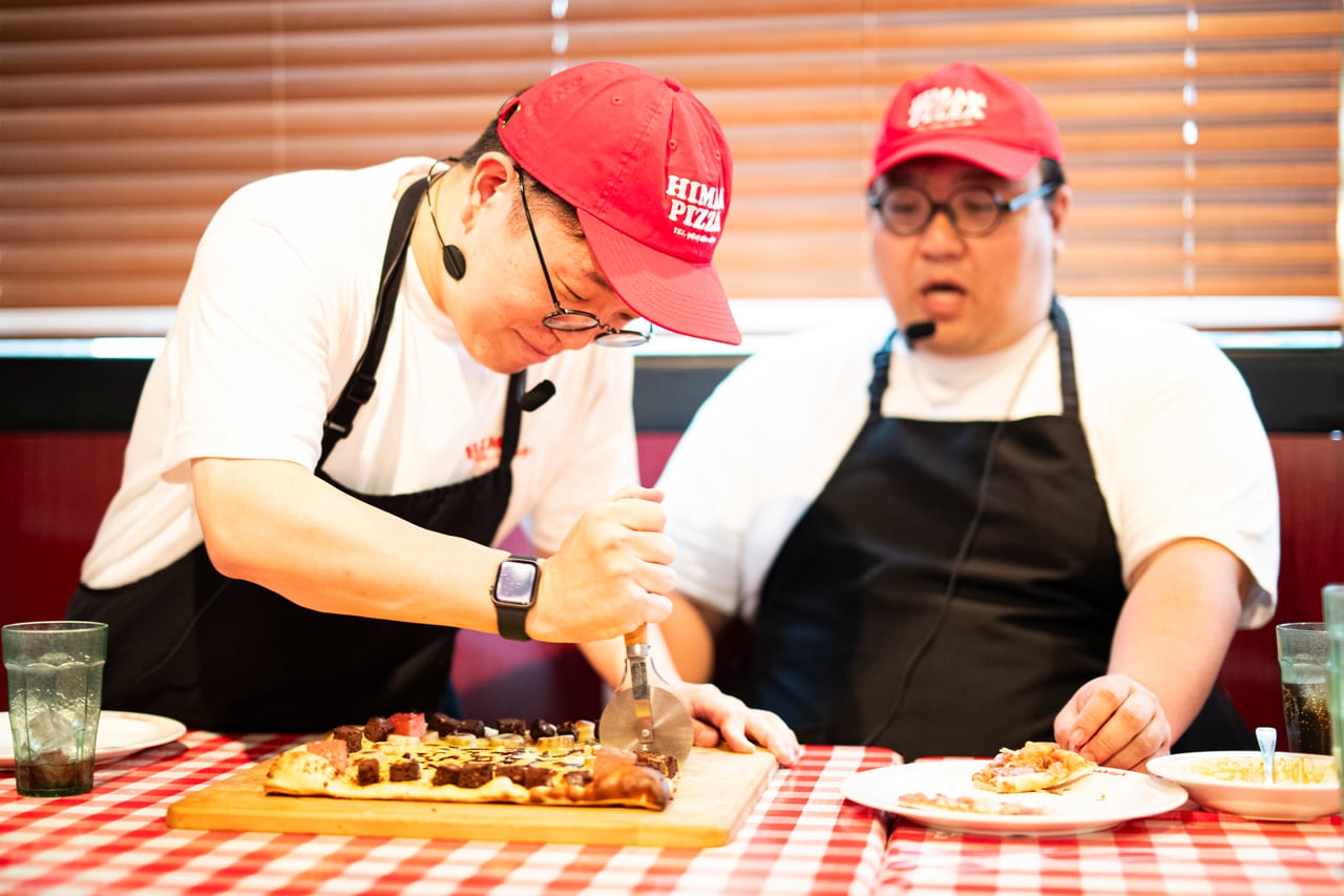 ピザをカットする、ピザハットアルバイト歴10年の檜原さん。