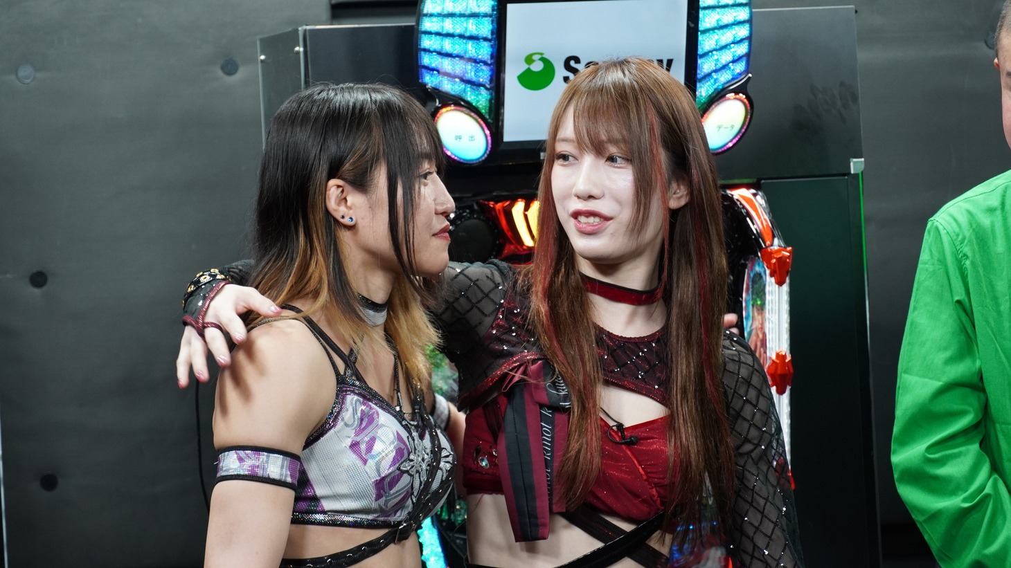 左から朱里、鹿島沙希。