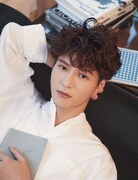 「CanCam」2024年9月号より、同棲中の仕事帰りの彼女を待つ彼氏に扮するモグライダー芝。