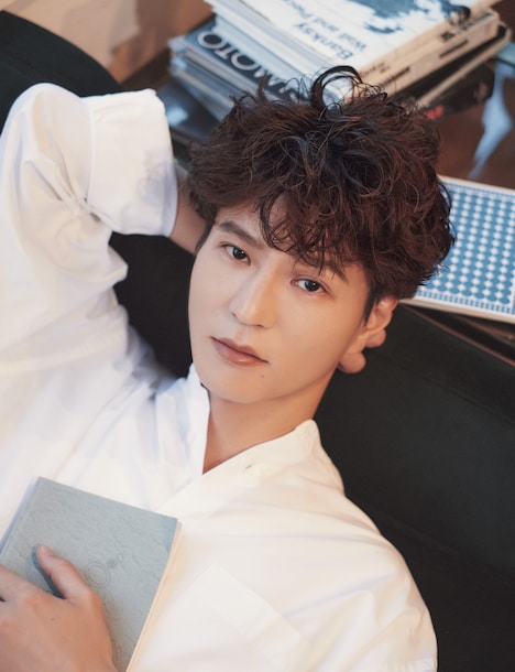 「CanCam」2024年9月号より、同棲中の仕事帰りの彼女を待つ彼氏に扮するモグライダー芝。