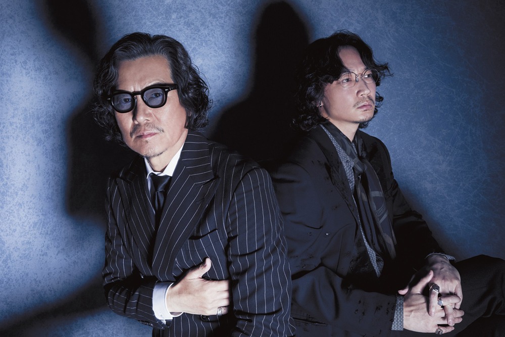 「TV Bros.2024年9月号地面師たち特集号」より、豊川悦司と綾野剛。