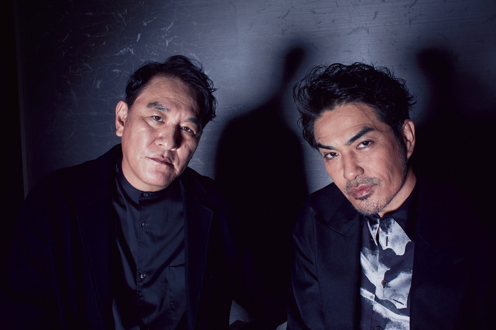 「TV Bros.2024年9月号地面師たち特集号」より、ピエール瀧と北村一輝。