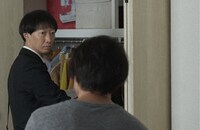 第2話より、ラバーガール大水出演シーン。 (c)「しょせん他人事ですから」製作委員会