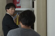 第2話より、ラバーガール大水出演シーン。 (c)「しょせん他人事ですから」製作委員会