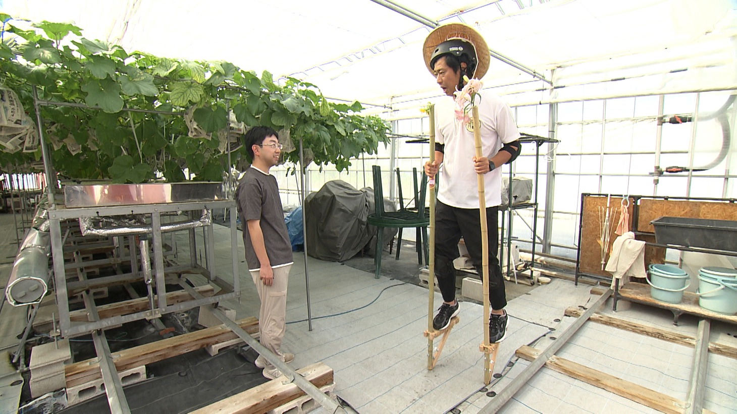 「パンサー尾形の竹馬散歩 玉川学園前編」のロケ中の様子。