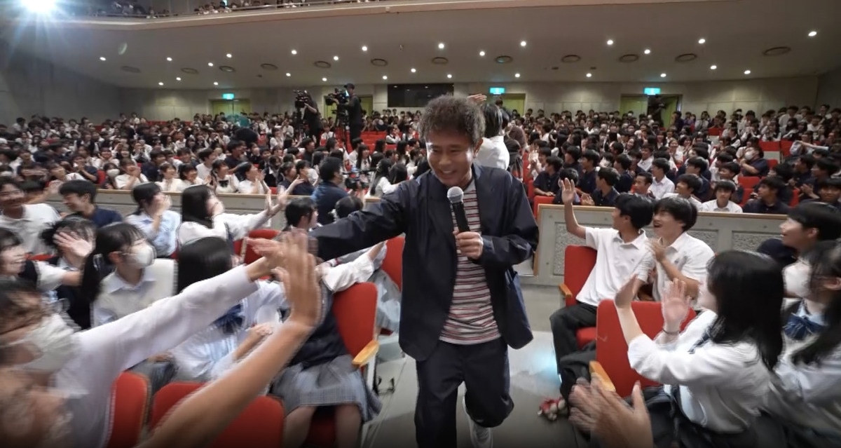 「出張！ハマダ歌謡祭」で明治大学付属八王子高校を訪れる浜田雅功。(c)TBS