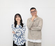 「ホンダモビリティ中部presents 中部10県！行かなきゃワカランQ」MCの（左から）蛙亭イワクラ、シソンヌ長谷川。(c)中京テレビ