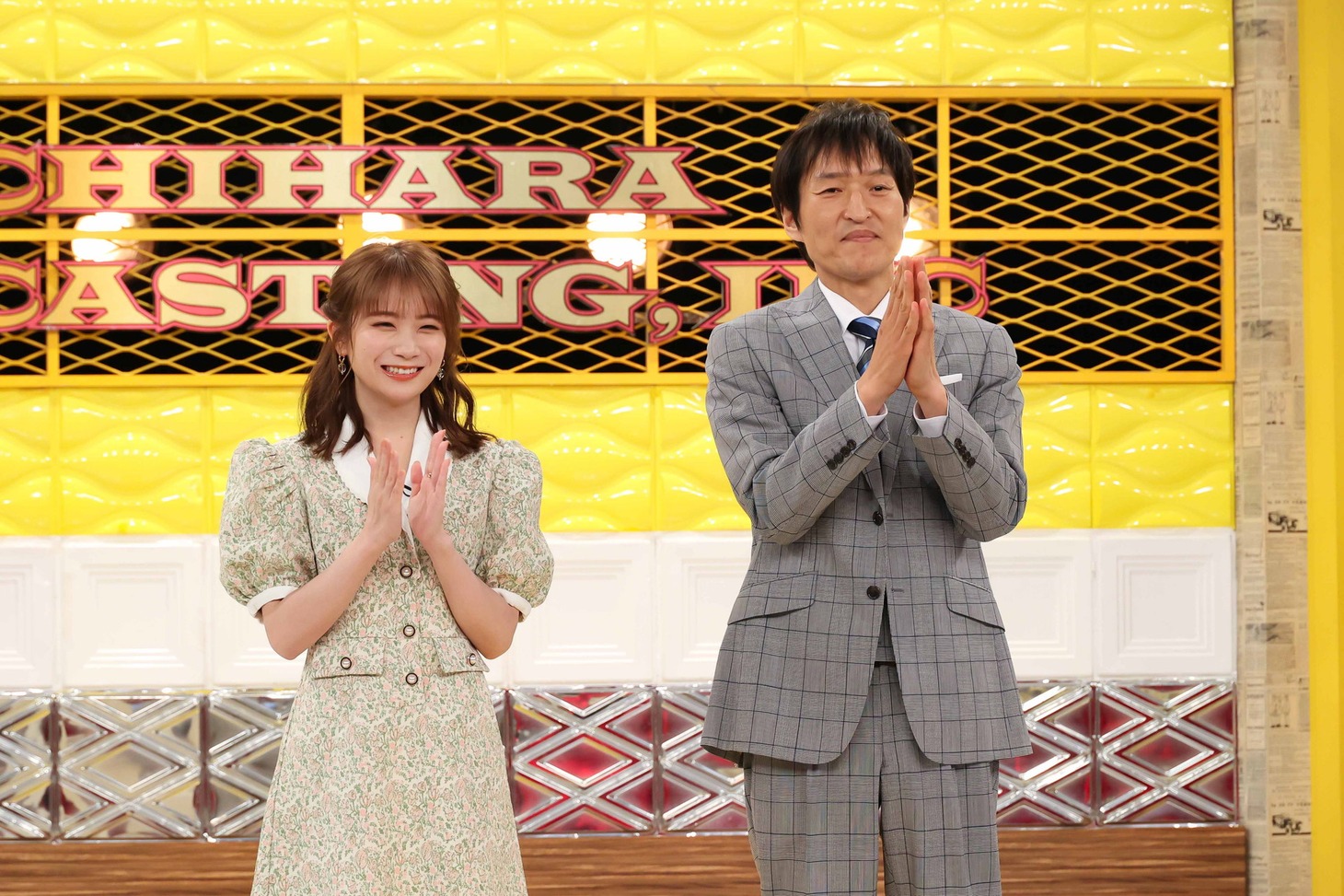 左から秋元真夏、千原ジュニア。(c)関西テレビ