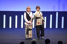 1本目の漫才を披露するAマッソ。